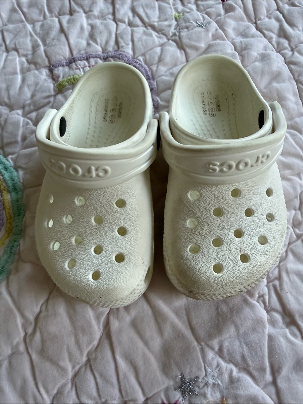 Crocs Kids Classic Clog in Off-White, size 8
